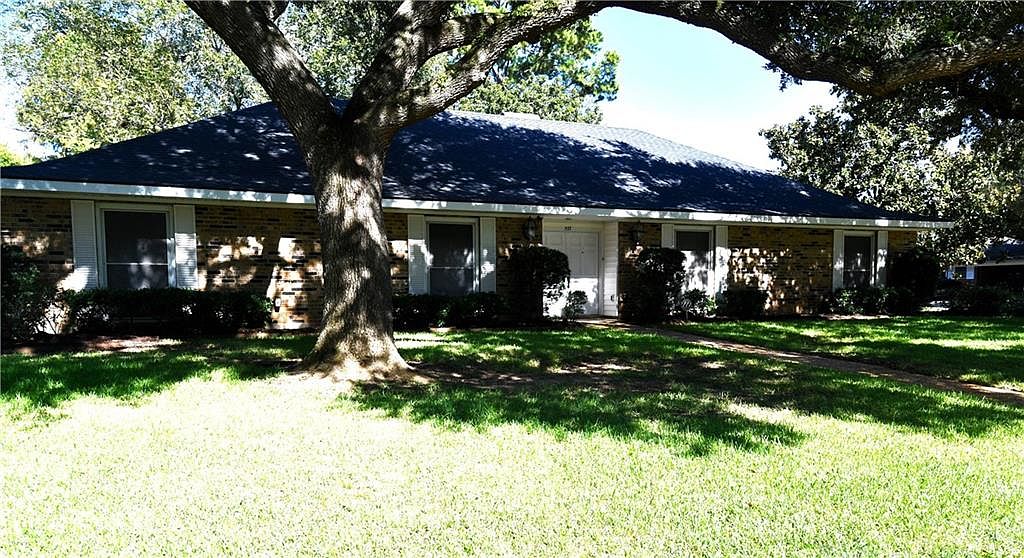 Brick ranch home with mature oak tree at 527 Wimbledon Blvd, Alexandria, LA